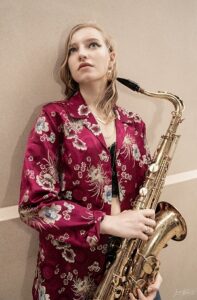 Emma Rawicz saxofonista, segurando o seu sax tenor