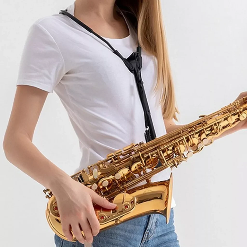 mulher com sax com a correia tipo sax holder