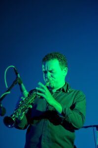 zé canuto tocando sax soprano no palco