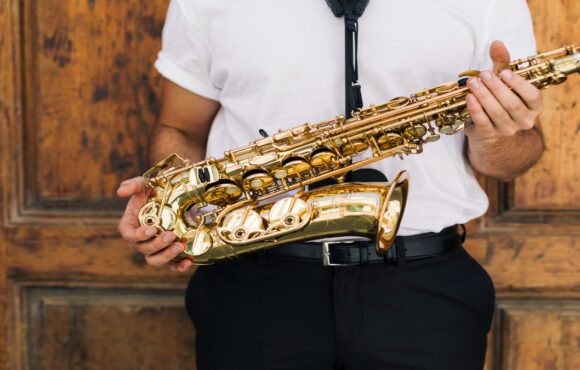 Saxofone: o que é, como surgiu, tipos e mais